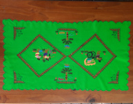 PROMO: Napperon brodé - motif petits personnages