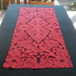Chemin de table brodé - motif floral