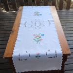 Chemin de table brodé - motif Fleur