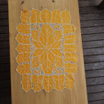 Napperon brodé, motif floral
