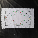 Napperon brodé - motif petits personnages