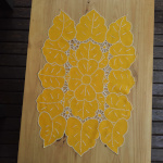 Napperon brodé, motif floral